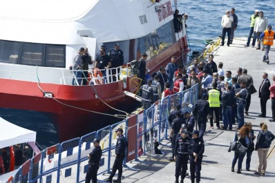 Grecia devuelve a Turquía a los primeros 200 migrantes