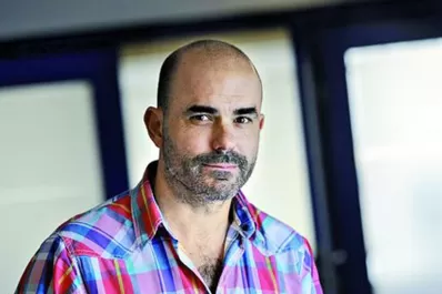 Eduardo Sacheri ganó el premio Alfaguara con una novela sobre el corralito