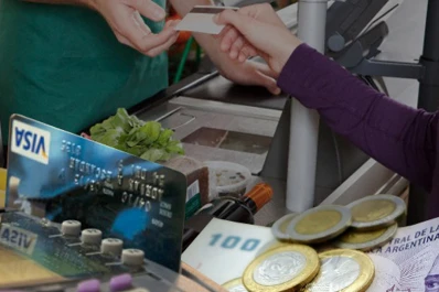 Ganar con las cuotas o con el descuento: cuándo conviene la tarjeta o el efectivo