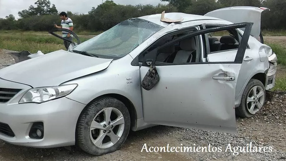 AUTO DAÑADO. El conductor perdió el control del vehículo en la ruta que une La Madrid con Termas de Río Hondo. FOTO TOMADA DE FACEBOOK.COM/ACONTECIMIENTOS.AGUILARES