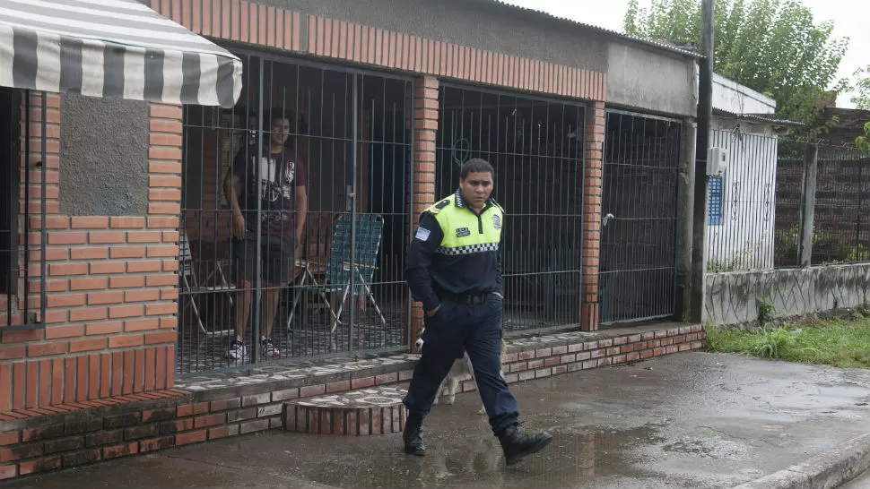EN EL LUGAR. Un Policía cuida la casa del tesoreo de la municipalidad de Burruyacu. LA GACETA / FOTO DE FLORENCIA ZURITA