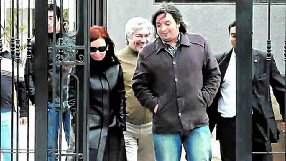 CONEXIÓN. Cristina y Máximo Kirchner, años atrás, con Lázaro Báez detrás. Salían del Mausoleo donde descansan los restos de Kirchner. FOTO TOMADA DE CLARIN.COM
