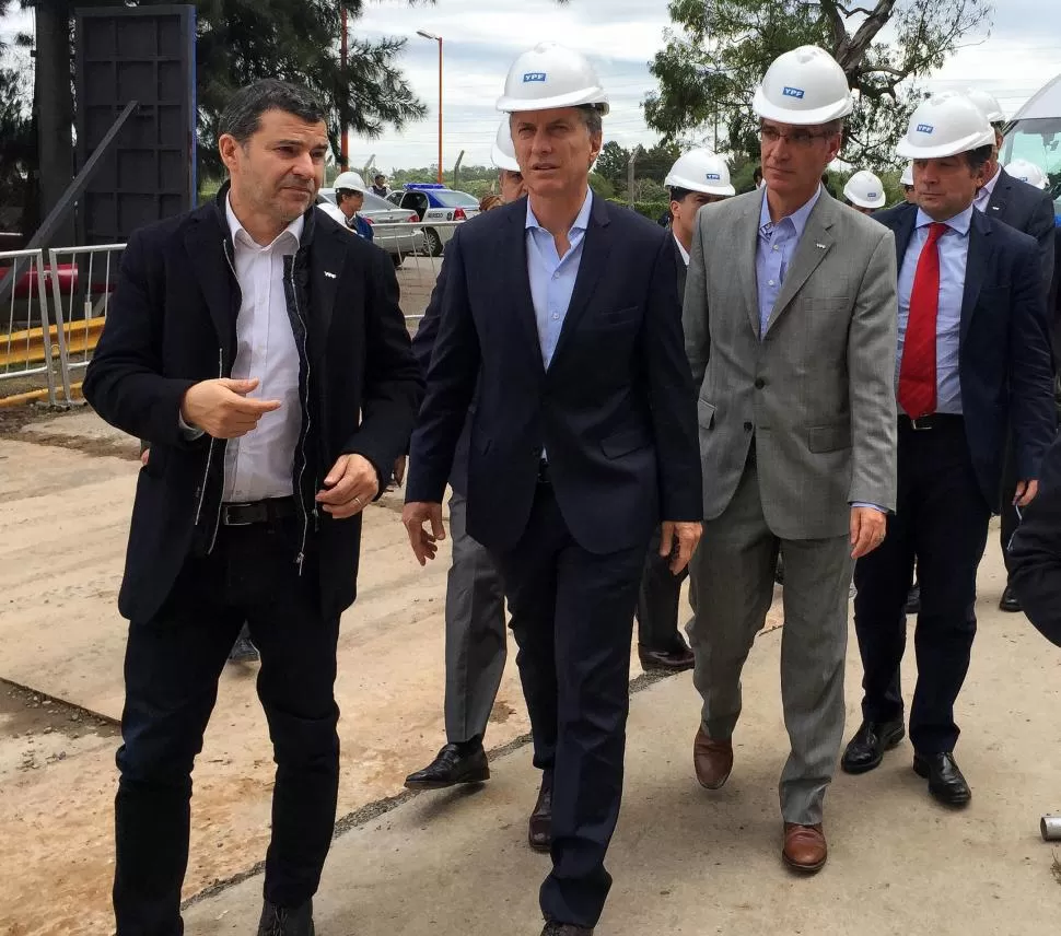 RECORRIDA. Ajeno a la polémica, el presidente Mauricio Macri visitó ayer el Complejo  Industrial La Plata de YPF junto a altos ejecutivos de la compañía.  credito