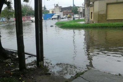 Quejas por una laguna en la esquina de avenida Siria y Perú