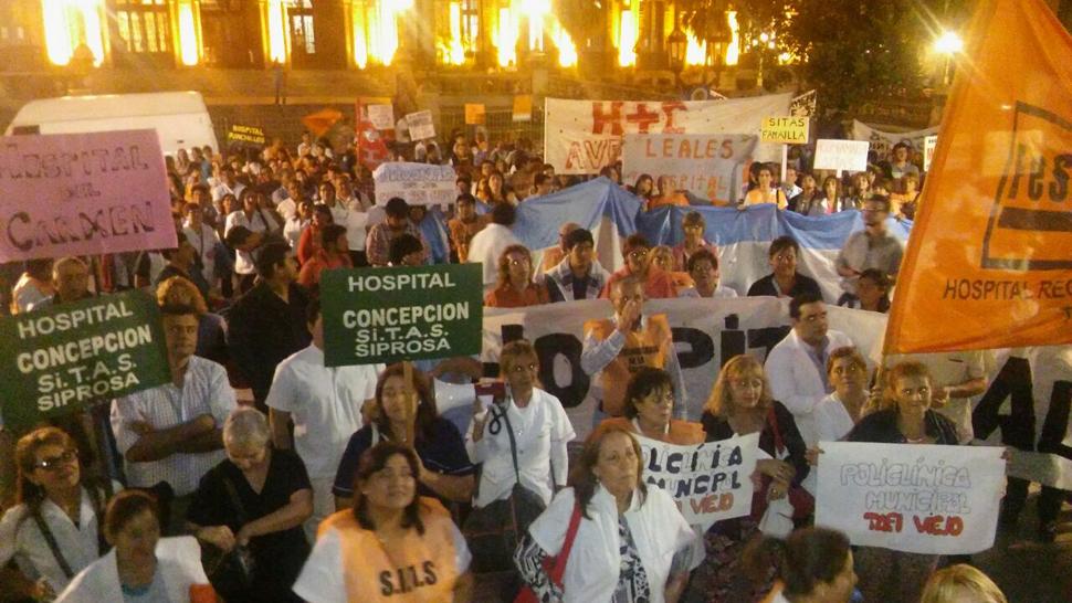 Trabajadores de la salud protestan en la plaza Independencia