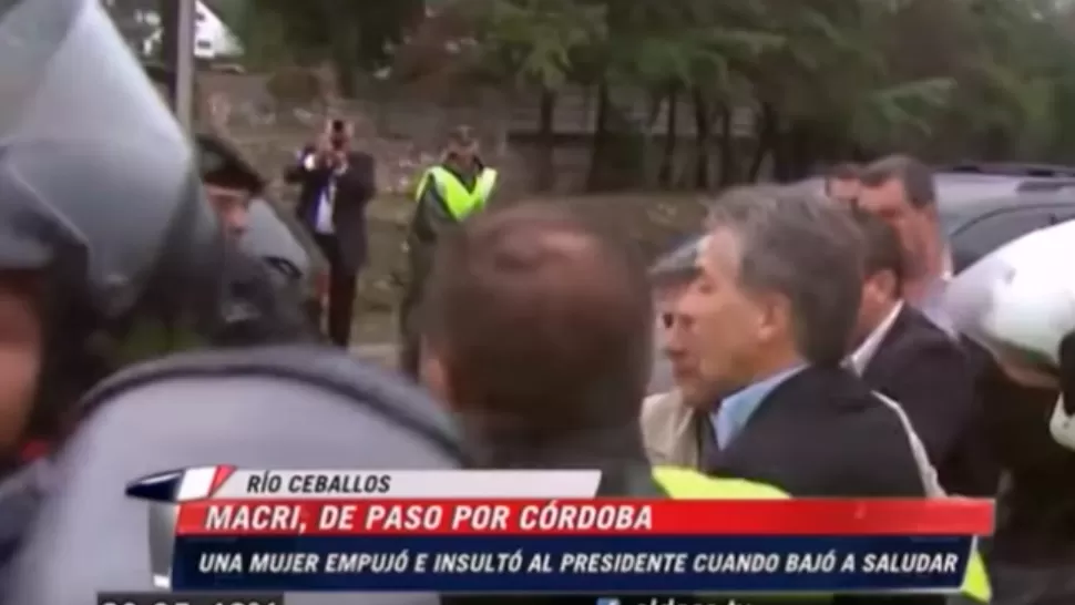 TENSIÓN. Una mujer de unos 70 años empujó e increpó a Macri mientras saludaba simpatizantes en la ciudad cordobesa de Río Ceballos. CAPTURA DE VIDEO