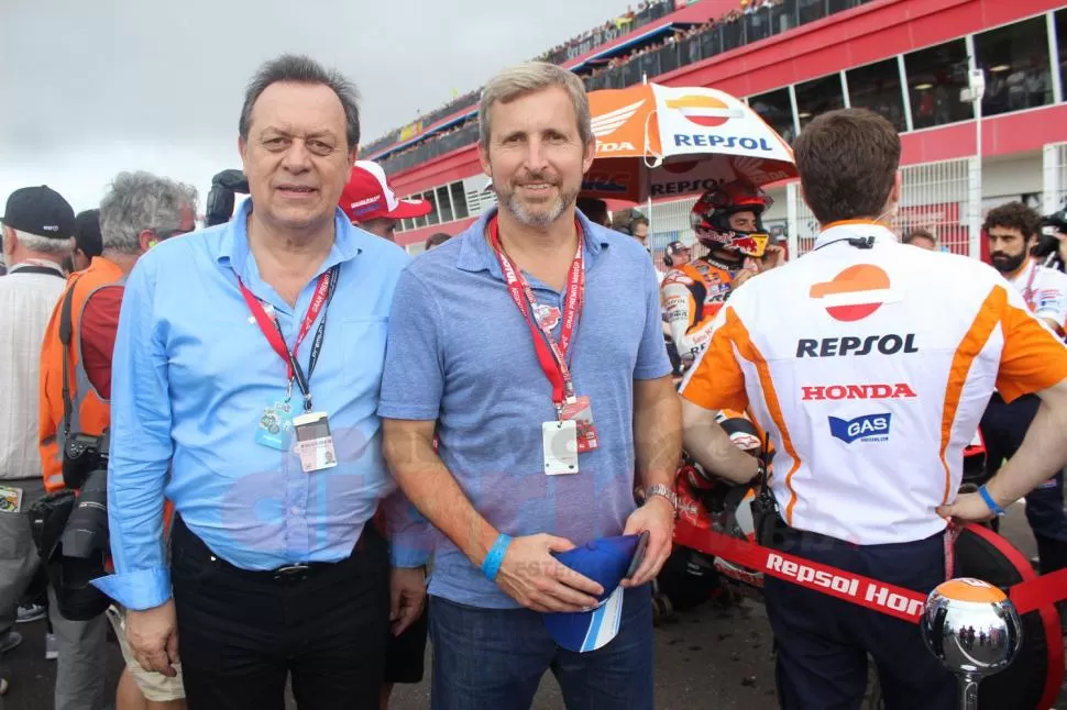 “FIERRERO”. Gustavo Sántos visitó el autódromo termense por el MotoGP, junto al ministro Rogelio Frigerio.   foto de nuevodiarioweb.com.ar