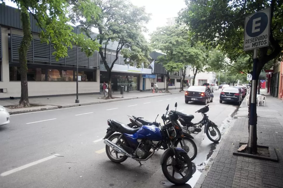 EN 90 DÍAS. Las motocicletas pagarán por aparcar en el macrocentro.          LA GACETA / FOTO DE DIEGO ARÁOZ.