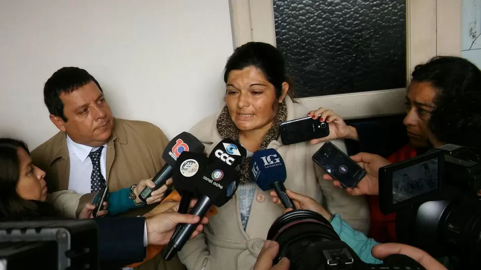 ANTONIA JUÁREZ. La mujer que esperaba gemelos habla con la prensa en la puerta de la fiscalía. LA GACETA / ANALÍA JARAMILLO