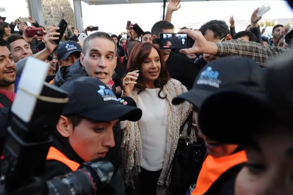 LA PARTIDA. Visiblemente emocionada, la ex presidenta, Cristina Fernández, saluda a sus seguidores en El Calafate. telam