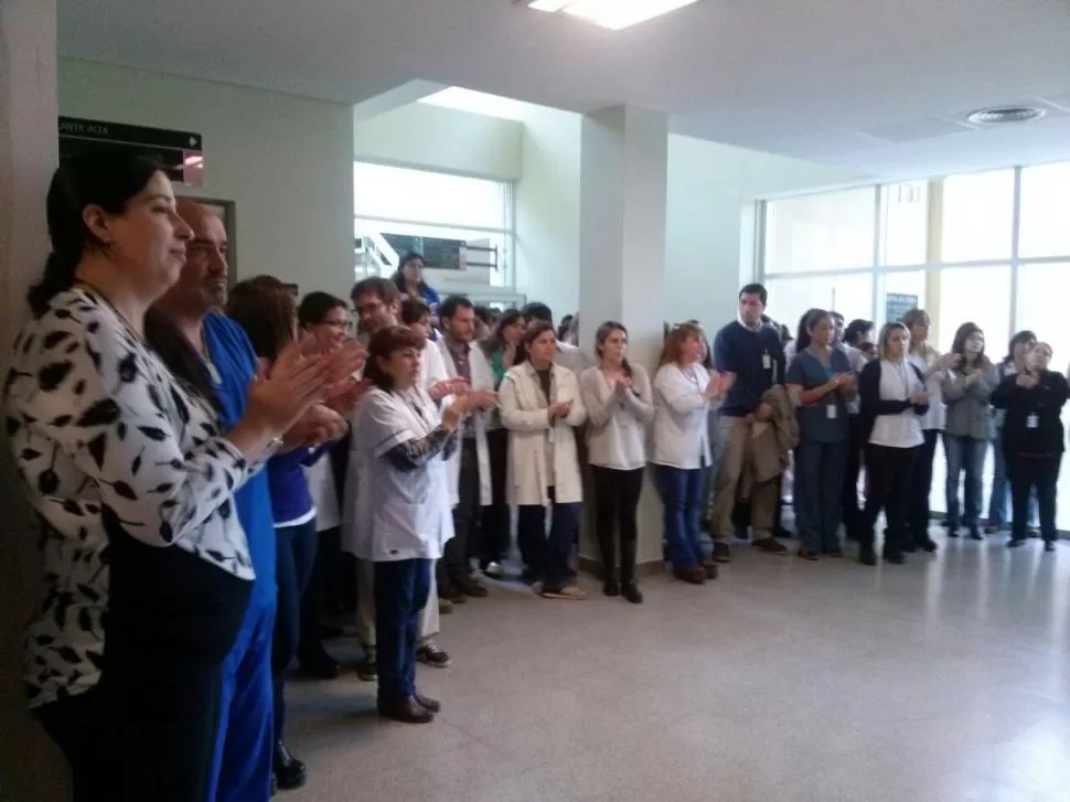 “NOS HICIERON DAÑO”. Personal del hospital durante el abrazo solidario en defensa del prestigio institucional. Prensa Hospital del Este.
