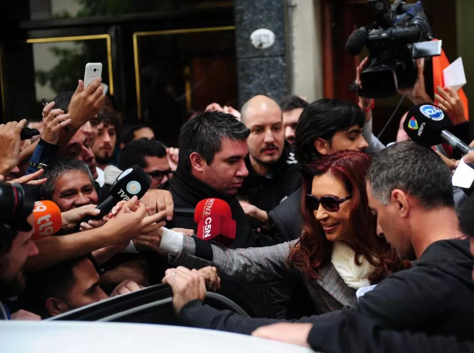 SALIDA INESPERADA. La ex presidenta Cristina Fernández al salir ayer con destino incierto. Fue a reunirse con Zaffaroni en la casa de su hija Florencia. TÉLAM