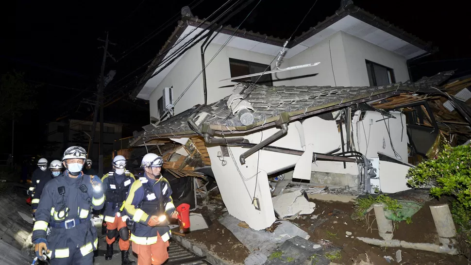 Un fuerte terremoto sacudió Japón y derrumbó varias casas