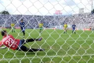 “Pulguita” llegó a los 100 ejecutando un penal con amague para que caigan pelotas del cielo