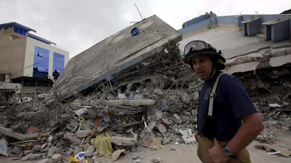 Sube a 350 la cifra de muertos por terremoto en Ecuador