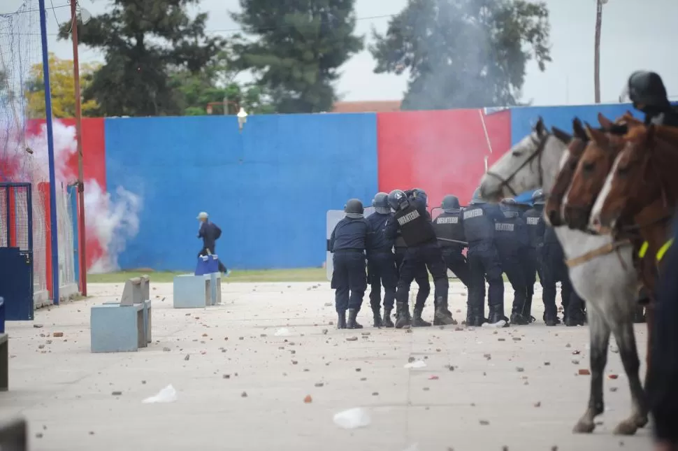 FUERA DE CONTROL. La Policía de Santiago del Estero reprimió a los violentos que arrojaron piedras en la zona de los vestuarios al finalizar el encuentro. la gaceta / fotos de héctor peralta