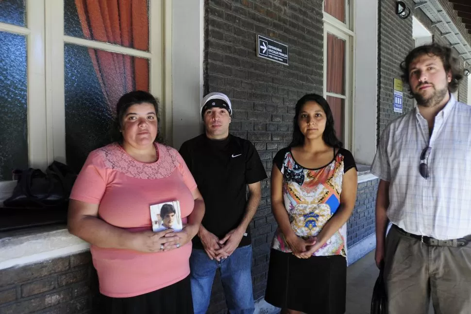 PIDEN JUSTICIA. Los amigos y familiares de Lucena esperaron casi cinco años para ver la causa llegar a juicio. la gaceta / foto de ANALíA JARAMILLO