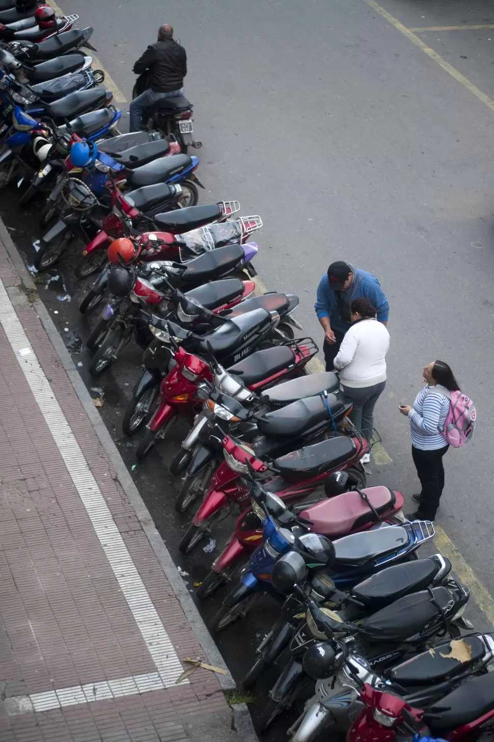 PASAJE PADILLA. Los Ovejero cuidan motos y autos; ruegan al municipio que les permitan seguir trabajando. LA GACETA / FOTO DE DIEGO ARÁOZ.