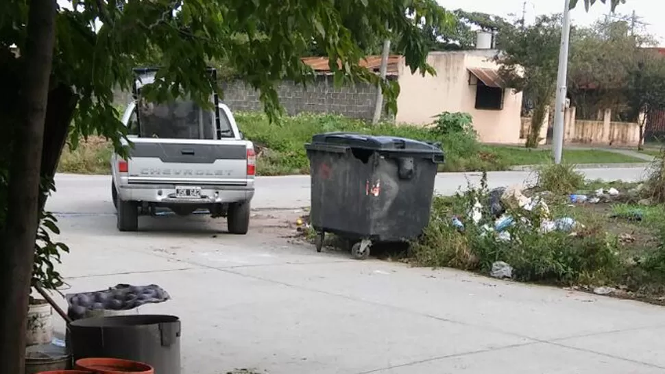 Detuvieron la camioneta y se llevaron un contenedor de basura