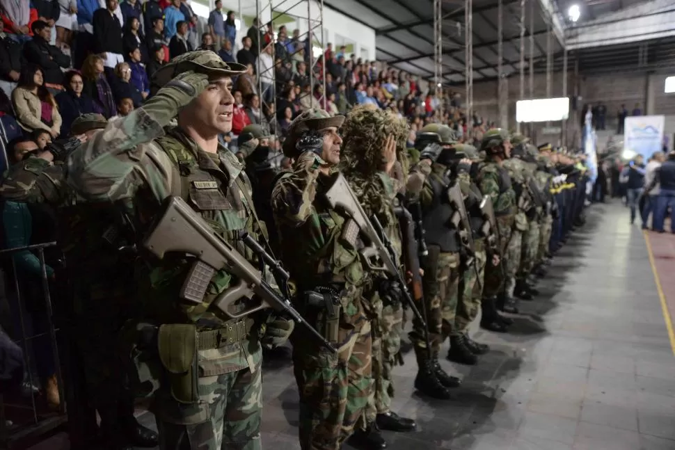 ENTONANDO EL HIMNO NACIONAL. Los efectivos de Gendarmería estuvieron presentes en el acto monterizo. foto de comunicación pública