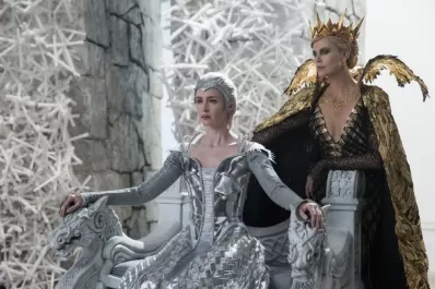 El cazador y la reina del hielo: el mundo helado del amor prohibido