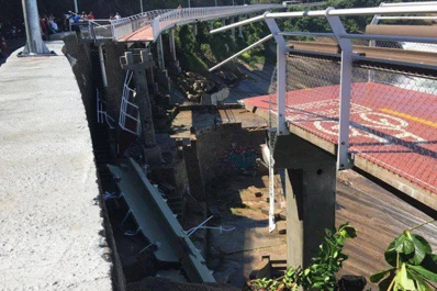 Dos muertos al derrumbarse una ciclovía construida para Río 2016