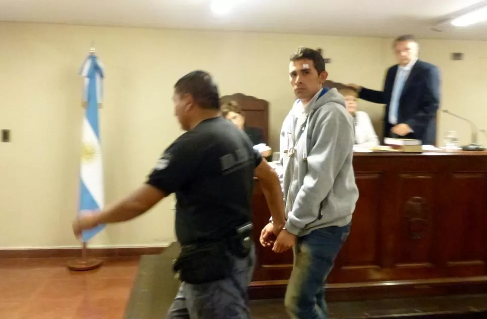ESPOSADOS. Aguilar, a la izquierda, y Doldan son retirados de la sala luego de escuchar la decisión de la Justicia. la gaceta / fotos de osvaldo ripoll