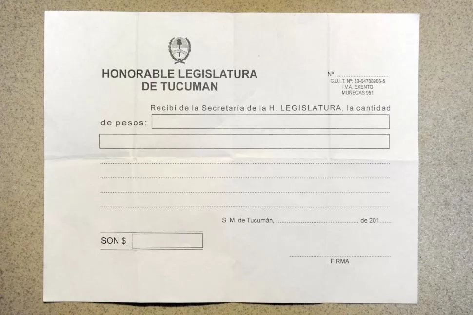 RECIBO. Quienes le piden fondos a Presidencia para ayudas sociales firman un papel como el de la foto. 