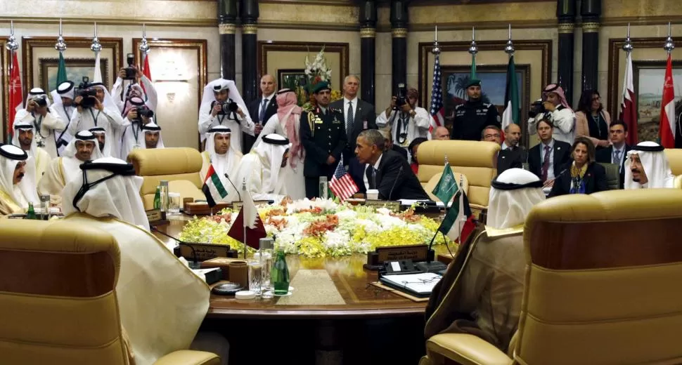 EN RIAD. Obama habla con el príncipe heredero Sheikh Mohammed bin Zayed al Nahyan durante la cumbre. reuters