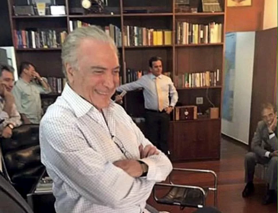 EL DOMINGO PASADO. El vicepresidente Temer sonreía mientras veía por TV como avanza la votación a favor de habilitar el juicio político contra Rousseff reuters
