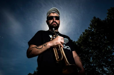 “A los rockeros no se les cae una idea para ayudar, pero sí para irse a vivir al exterior”