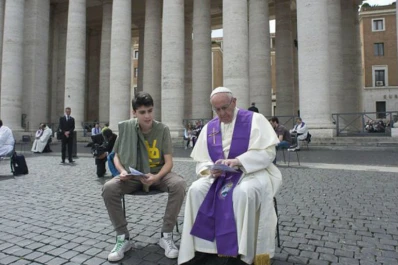 Francisco sorprendió en el confesionario más grande del mundo