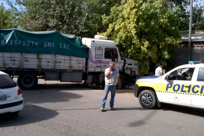 Un camión se cruzó de carril y se estrelló contra un cantero