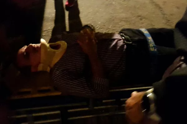 Un pedazo de mampostería del Teatro San Martín golpeó en la cabeza a un médico