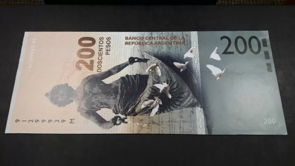 FRENTE. El billete de $ 200 tiene por figura central la estatua de la Libertad, que está en la plaza Independencia. PRENSA LEGISLATURA