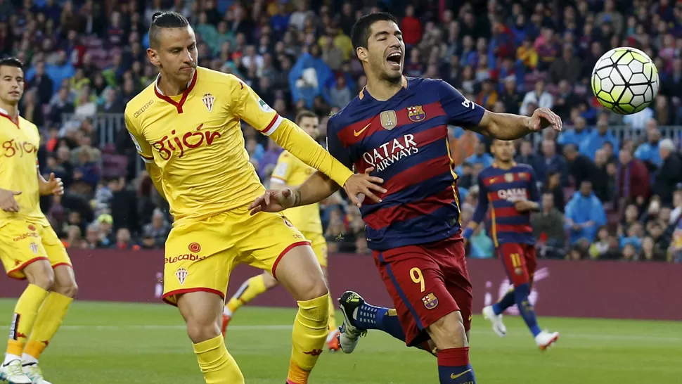 HOMBRE DEL PARTIDO. Suárez anotó cuatro goles, le devolvió la cima a Barcelona y se escapó en la tabla de goleadores. REUTERS