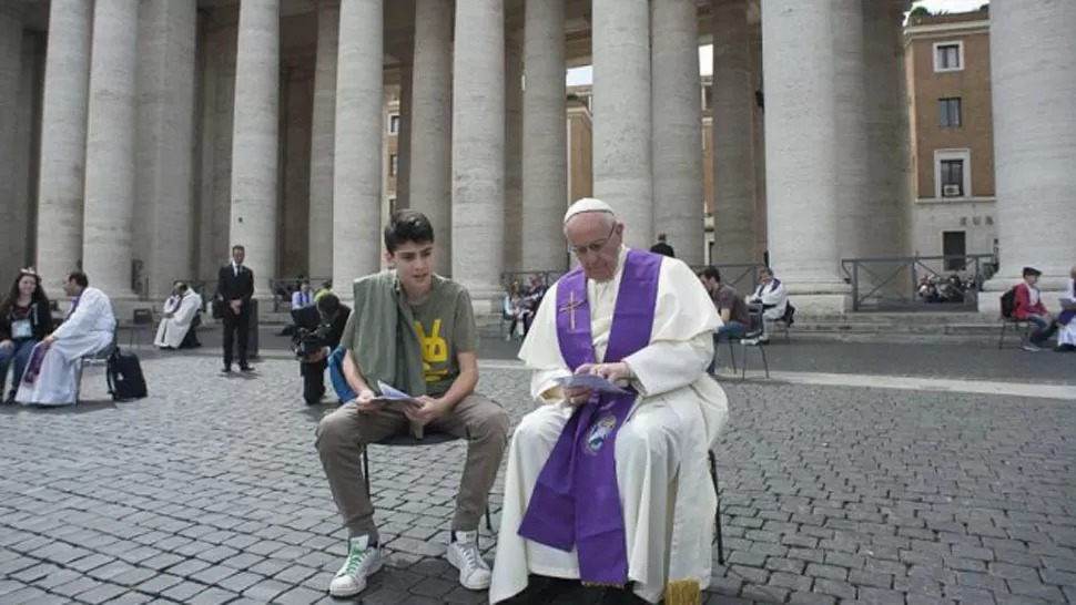 SORPRESIVO. El Papa Francisco confesó personalmente  jóvenes de entre 13 y 16 añosFOTO TOMADA DE MINUTOUNO.COM.