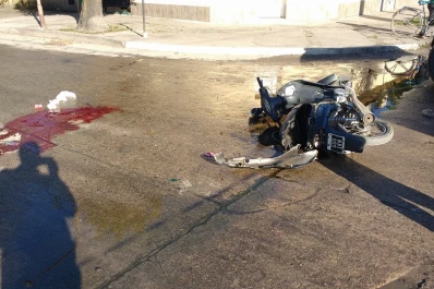 Embistió a un automovilista, atropelló a una motociclista y huyó, pero lo encontró la Policía