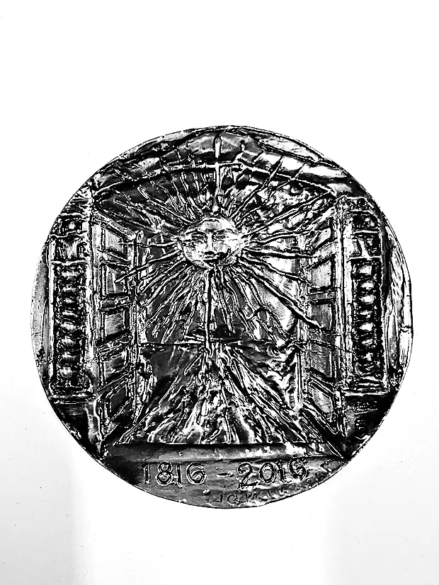 Modelo en resina de la medalla esculpida por Juan Carlos Pallarols, que irá en la portada del libro. Representa el renacer de Tucumán.  