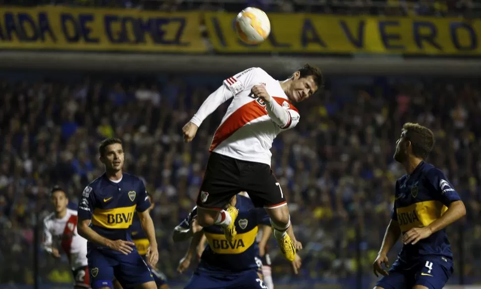 VA POR EL SEXTO GRITO. Mora le convirtió cinco goles a Boca, aunque sólo uno por torneos oficiales. Reuters (ARCHIVO)