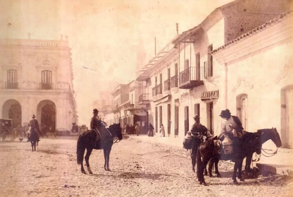 LA CUNA DE MOLDES. Una calle de Salta a fines del siglo XIX, cargada de reminiscencias del tiempo viejo. 
