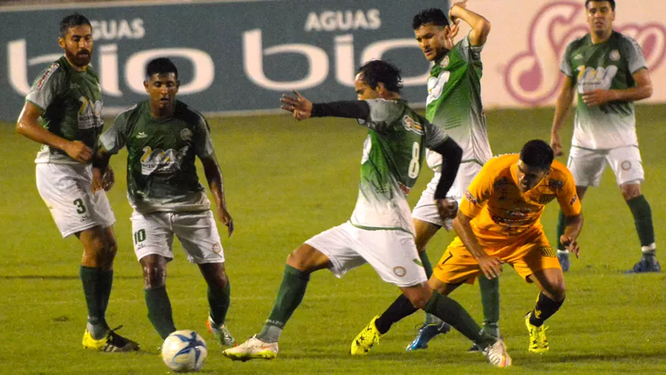 NO GRAVITO. Emmanuel Perea trata de llevarse la pelota ante Sacallán.  gentileza diario el liberal de santiago