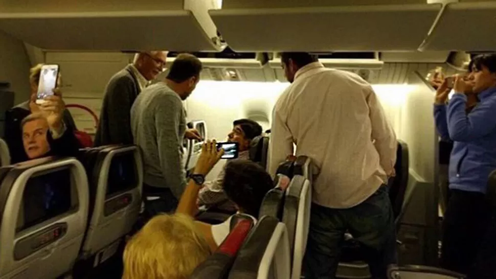Zannini es escrachado en un avios de Airlines. FOTO TOMADA DE INFOBAE.
