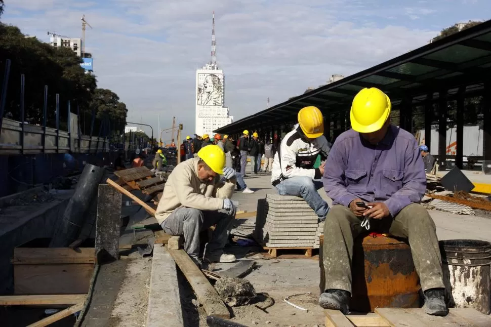 FRENO AL CESE. La construcción ha sido uno de los sectores más golpeados por la baja de trabajadores en el país. dyn