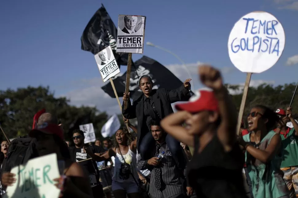EN BRASILIA. Miembros de los movimientos sociales protestan contra Temer delante del Palacio Jaburu. reuters