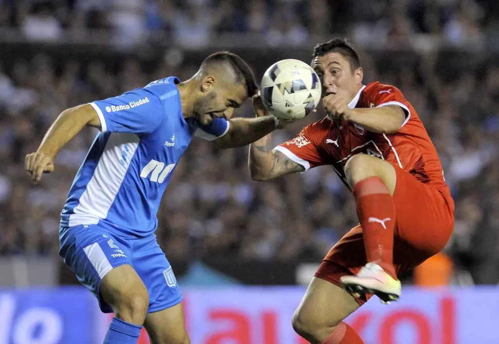 MUCHA LUCHA Y POCO JUEGO. Nicolás Sánchez y “Cebolla” Rodríguez disputan el balón durante el clásico de Avellaneda. dyn 