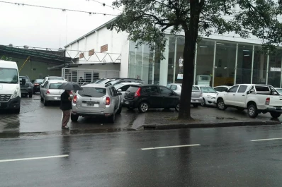El lugar donde los autos están en la vereda y los peatones en la calle