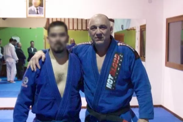 Uno de los pasajeros que escrachó a Zannini es instructor de Vale Todo