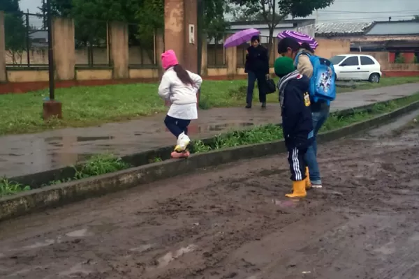 Se ponen bolsas en los pies para llegar a una escuela de Delfín Gallo