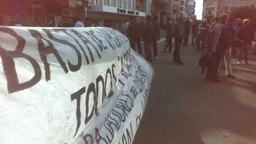EN LA PLAZA INDEPENDENCIA. Los trabajadores del ingenio se manifestaron en 25 de Mayo y San Martín. LA GACETA / FRANCO VERA